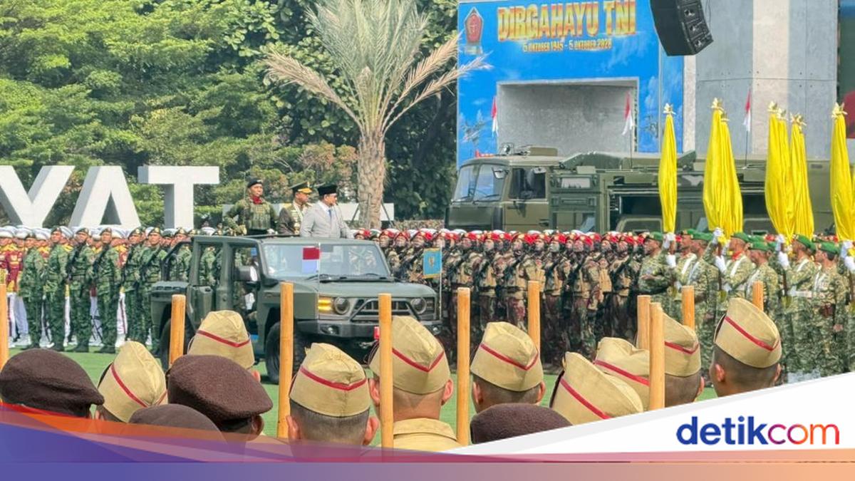 Accompanied by Commander, Prabowo Inspects Troops at TNI 81st Anniversary Ceremony