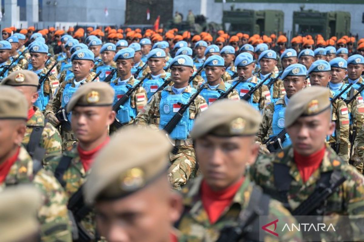 Prabowo appreciates TNI always present helping people during disasters