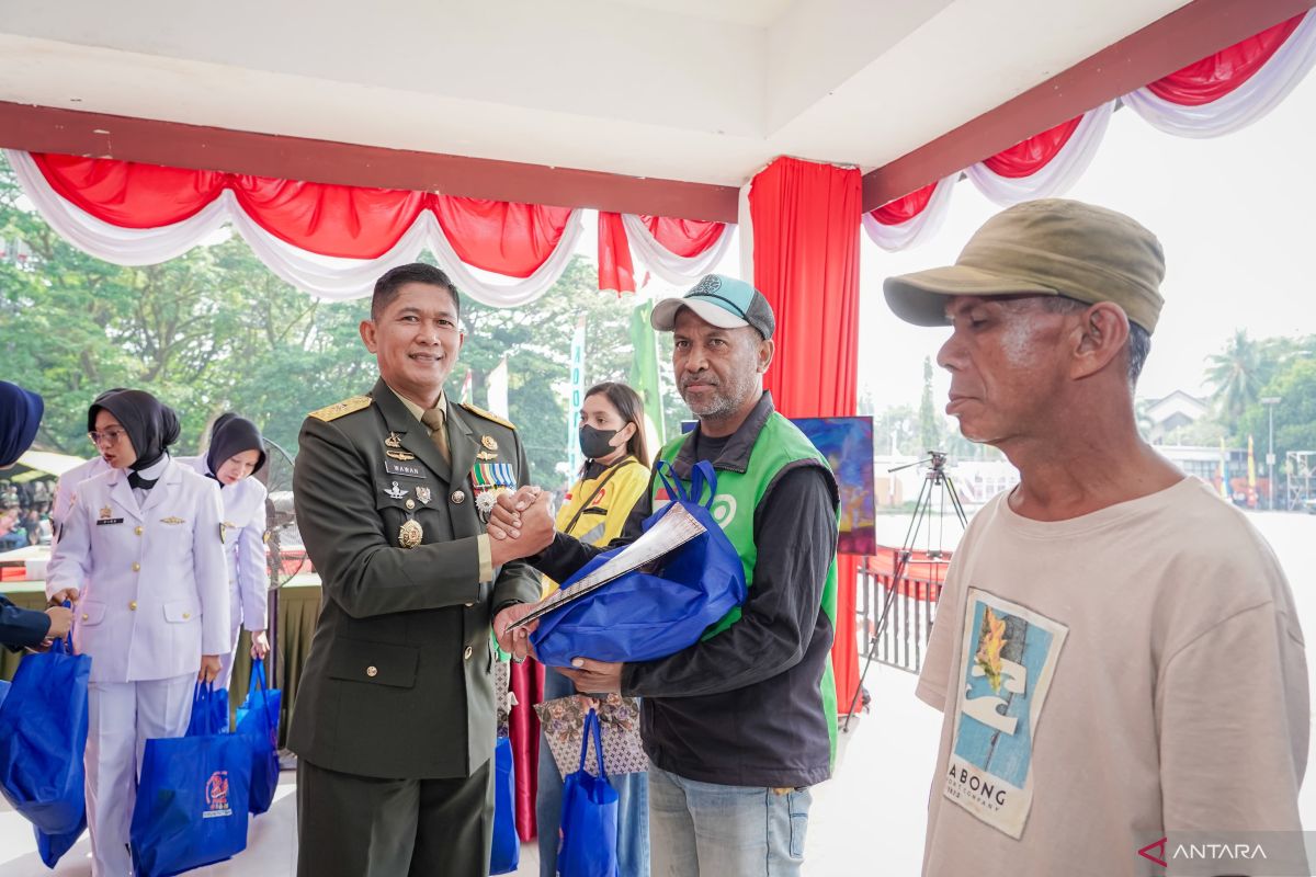 Pattimura Military Command Distributes 500 Basic Food Packages to Commemorate TNI Anniversary