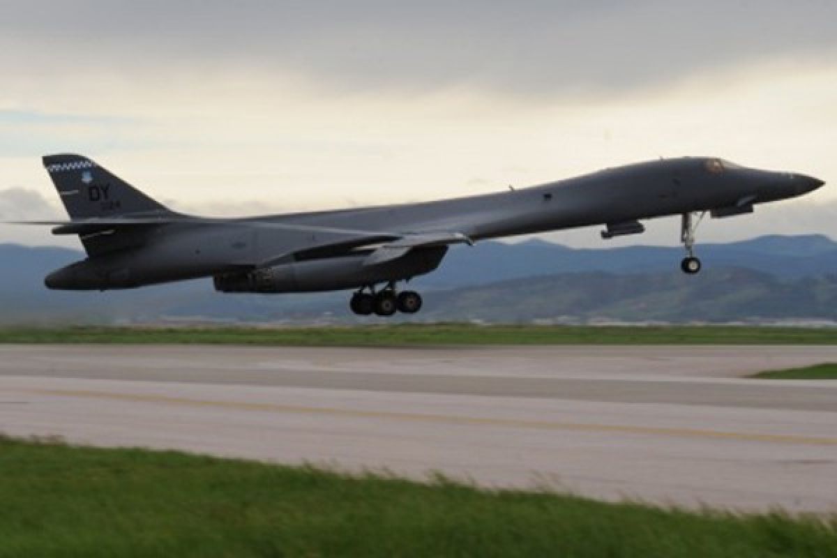 US B-1 Bombers Withdrawn from UK Base Due to Threats