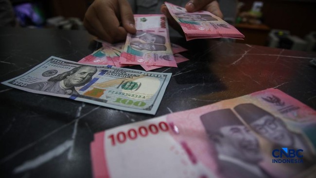Rupiah Opens Slightly Stronger as US Dollar Exchange Rate Drops to Rp17,875
