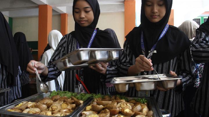 Indonesia Pilots Buffet-Style Free Nutritious Meal Program in Schools