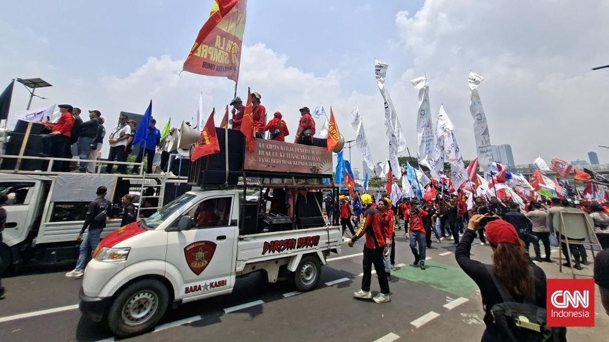 Labour Protest Held Today at DPR Building, 11,000 Personnel Deployed