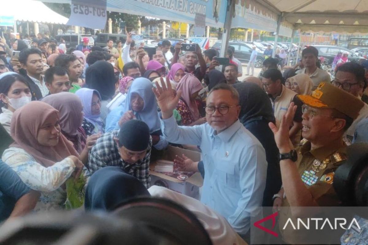 Zulkifli Hasan Distributes Food Aid to Kendari Residents