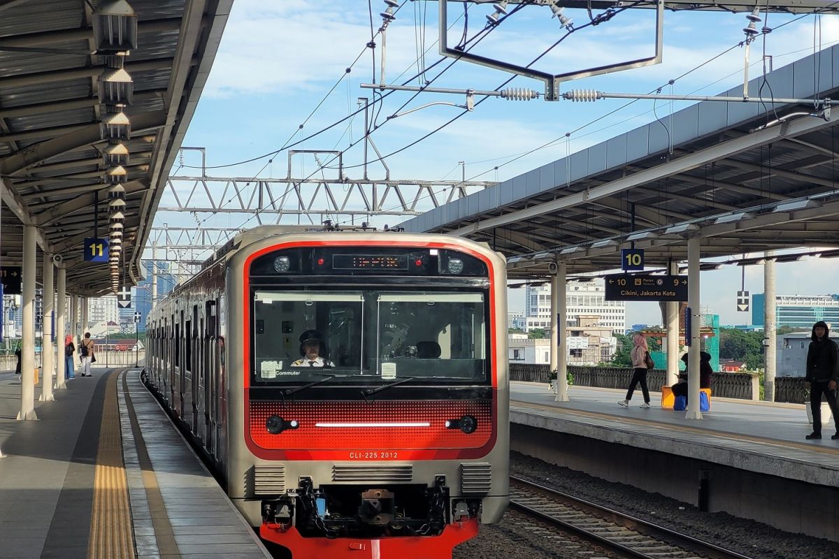 Seven iE305 Commuter Line Trains Return to Service
