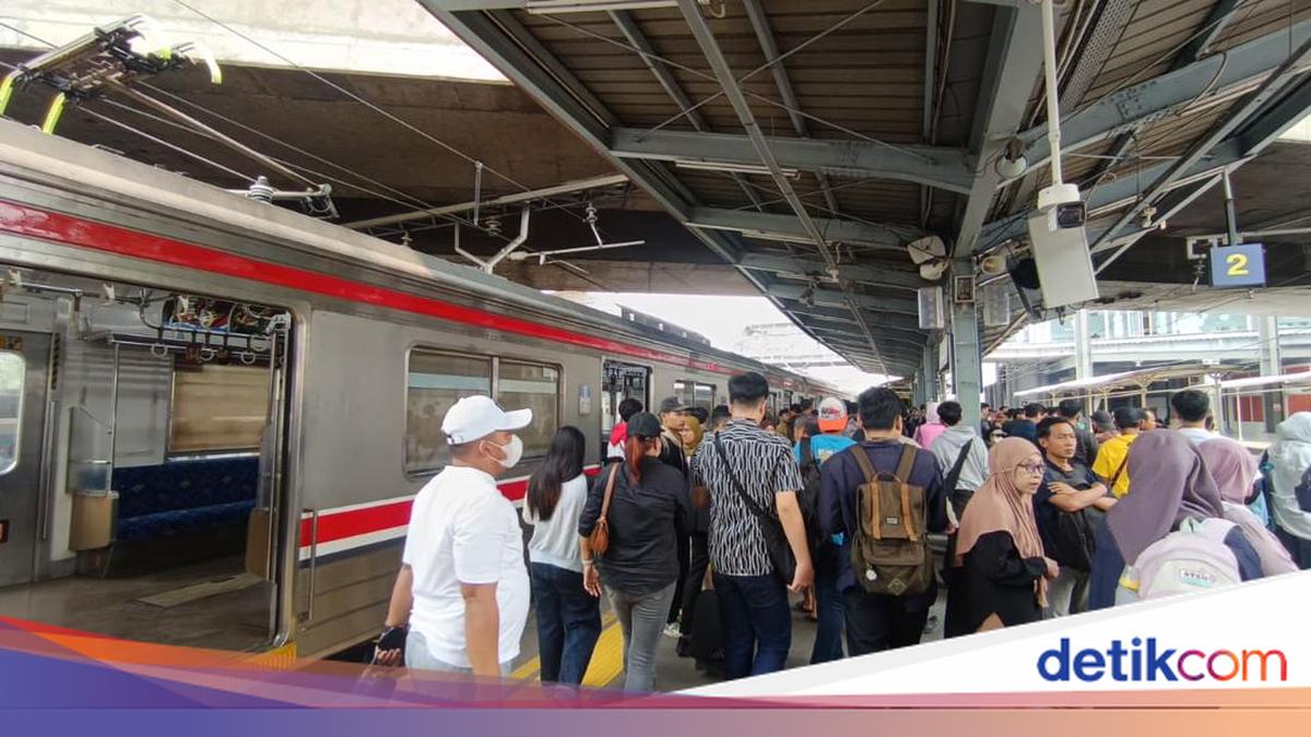 Commuter Cries as Green Line Trains Become Extremely Crowded During Disruption
