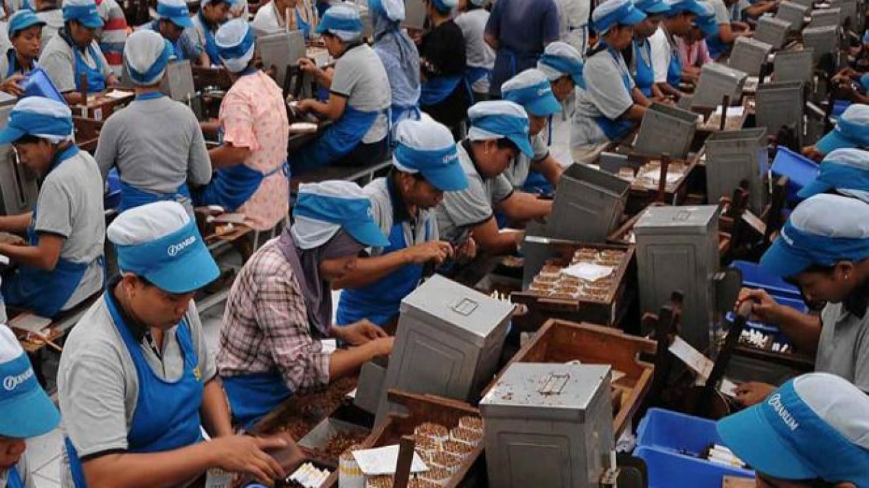 Outsourced Workers’ Prospects Change Under New Rules on Contracts and Severance Pay