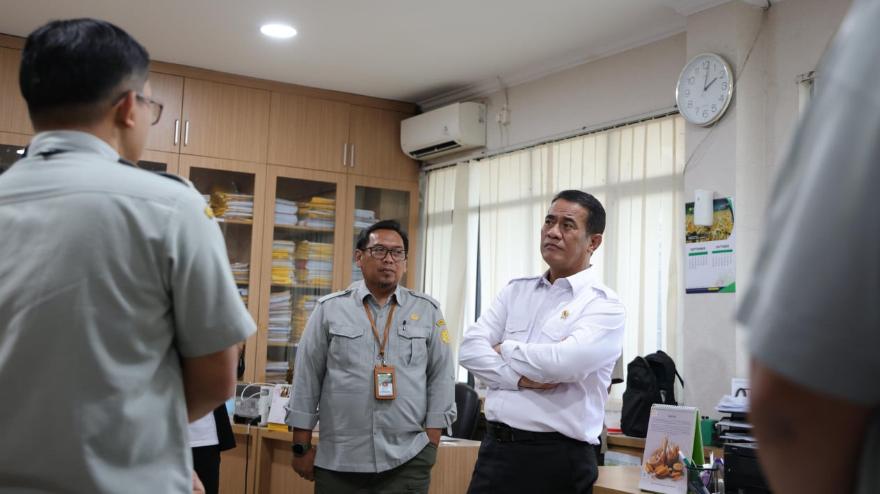 Amran Flags Procurement Issues During Agriculture Ministry Spot Check, Not Just Civil Servants Smoking at Work