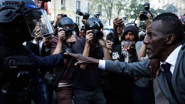Mayor Protects Students Protesting for Better Education