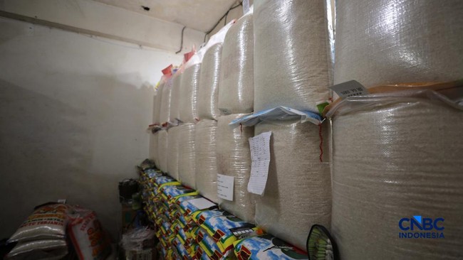 Former Minister Caught Selling Rice in Glodok Without Telling His Family