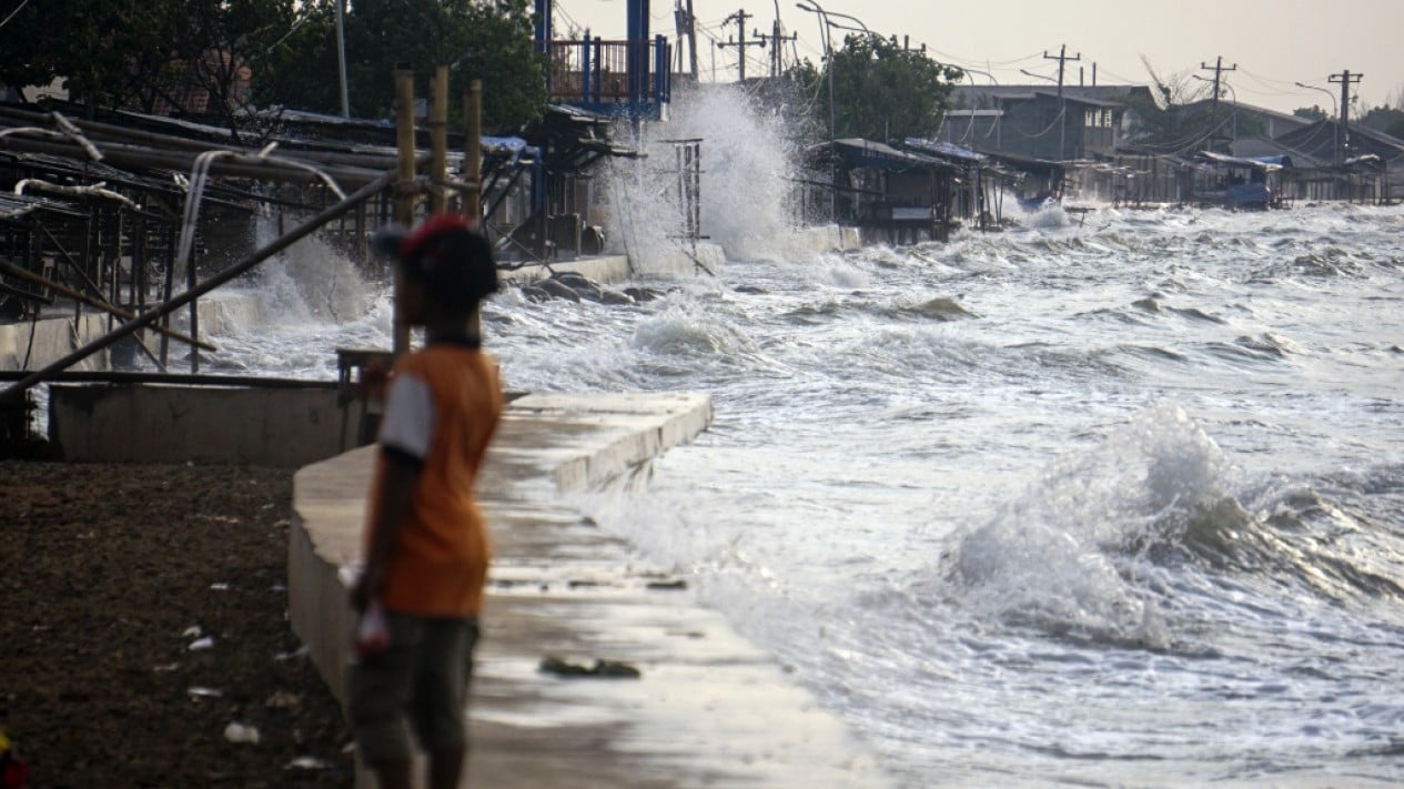 BMKG Warns of Waves up to 4 Metres in Indonesian Waters, Urges Fishers ...