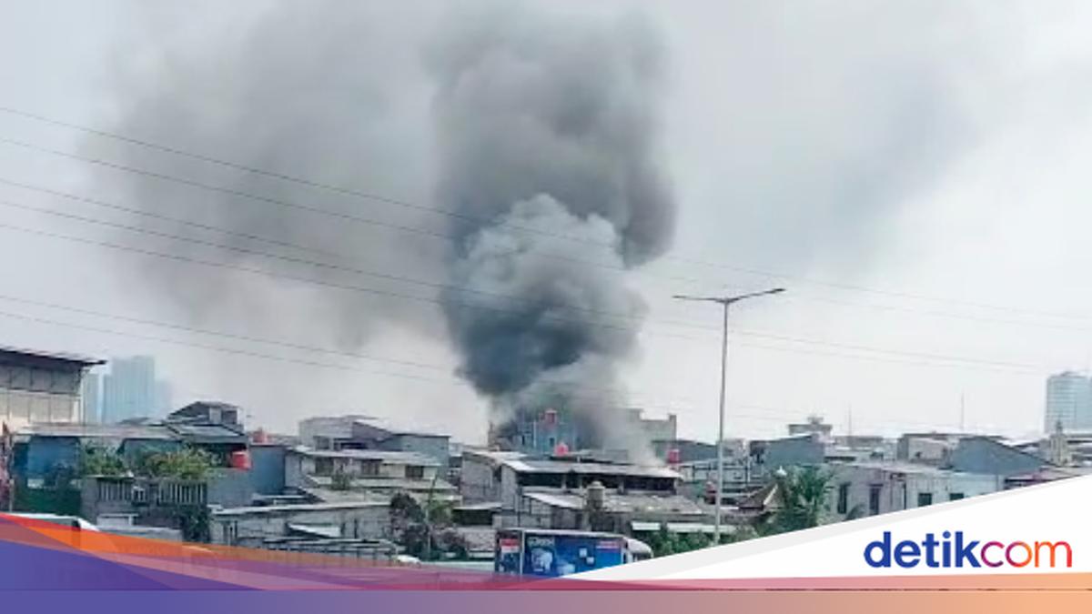 Fire Breaks Out in North Jakarta Settlement, 130 Firefighters Deployed