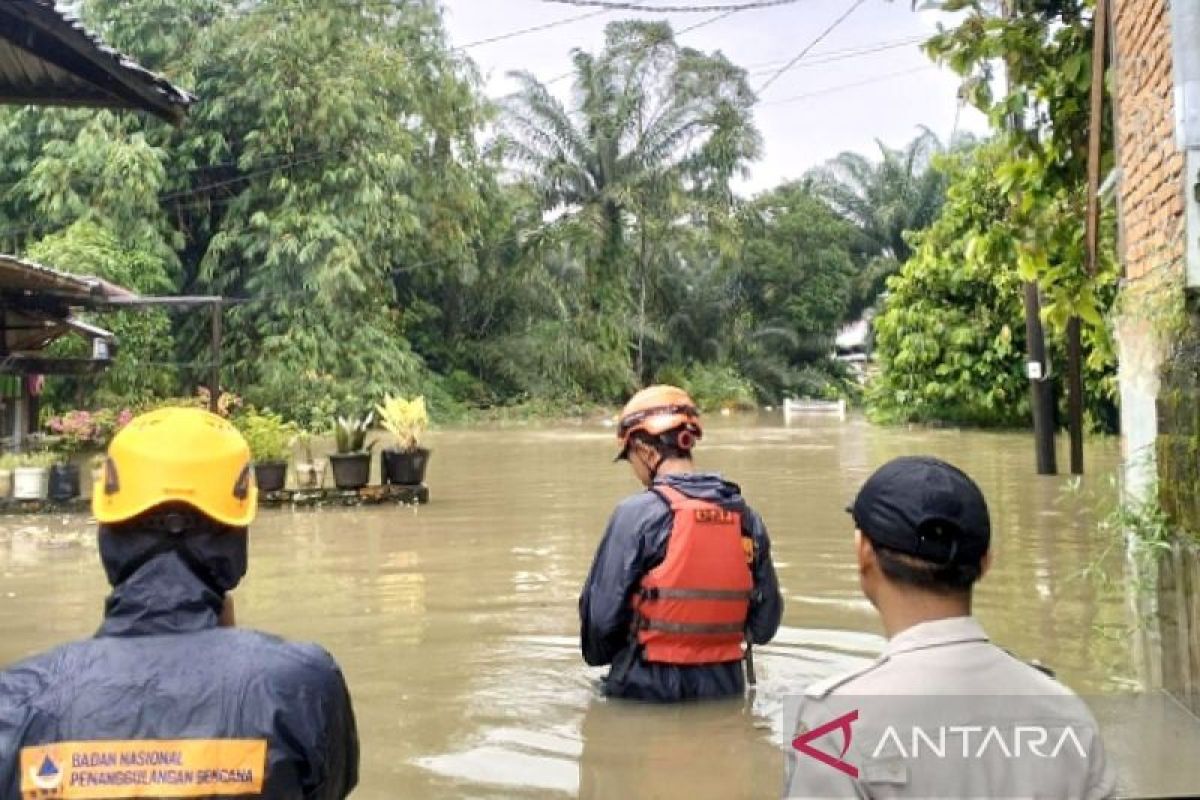 Heavy Rain Forces 1,222 Families to Evacuate Amid Flooding in Binjai, North Sumatra