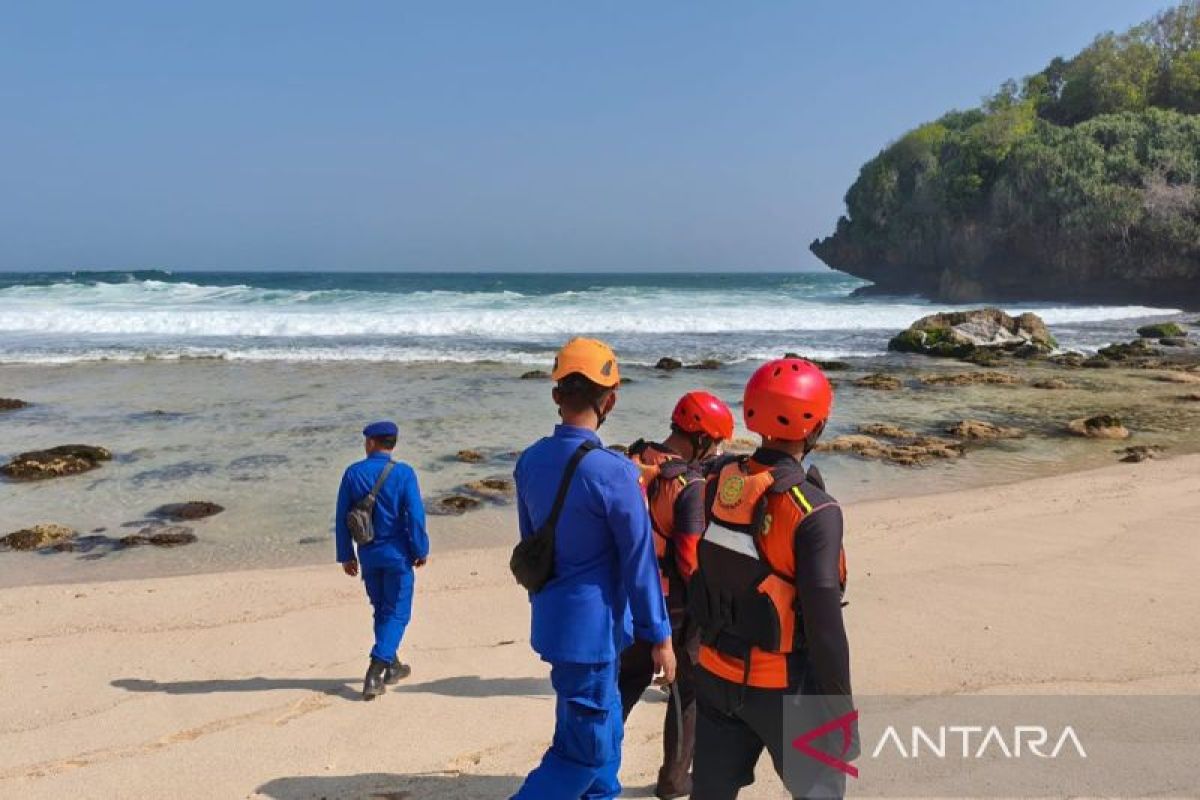 High Waves Leave Two Fishermen Missing off Pacitan