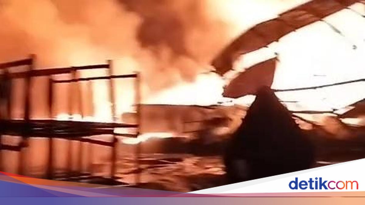 Pipe Warehouse in Tangerang Catches Fire; Firefighters Face Water Access Difficulties