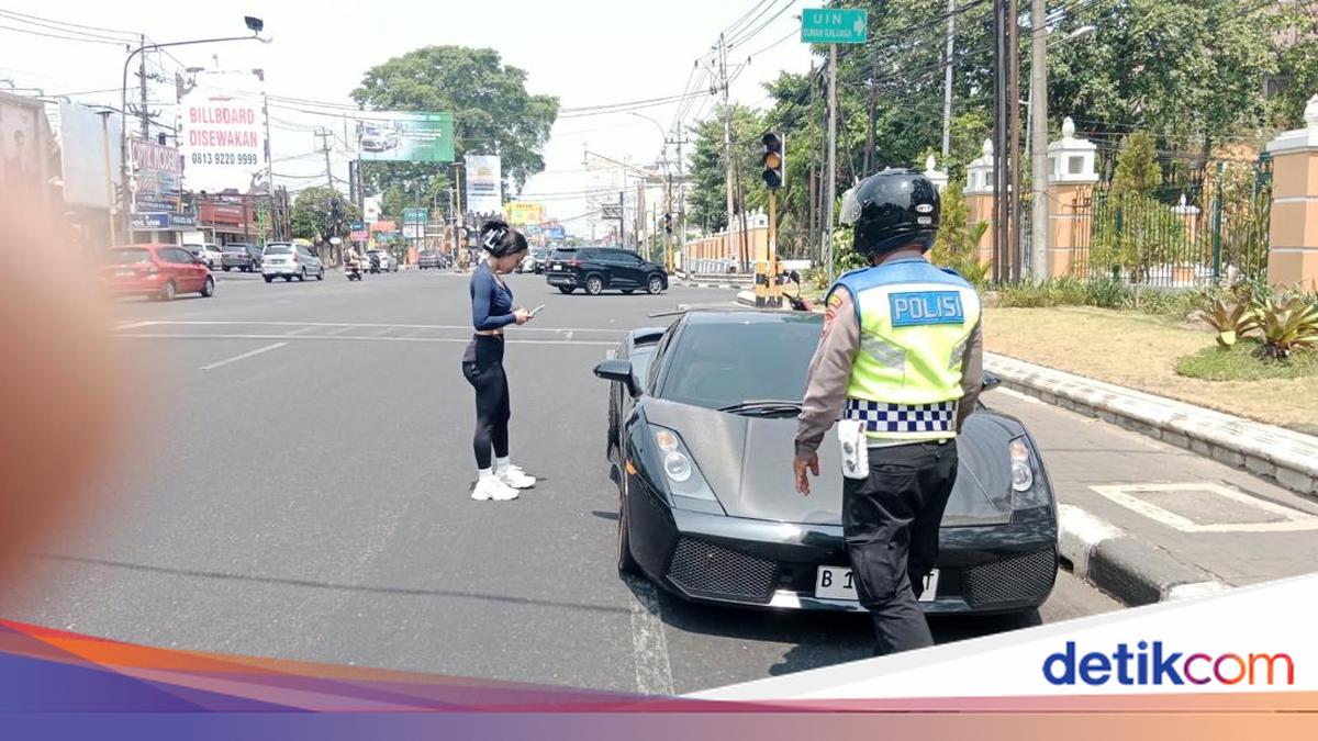 Crash! Lamborghini Shunted by Gran Max at UIN Jogja Traffic Lights
