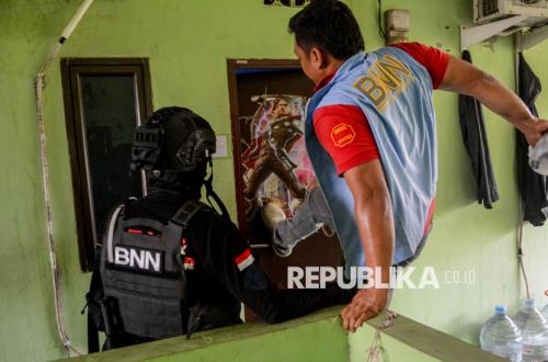 Joint Task Force Raids Kampung Ambon, Seizing Methamphetamine and Bladed Weapons