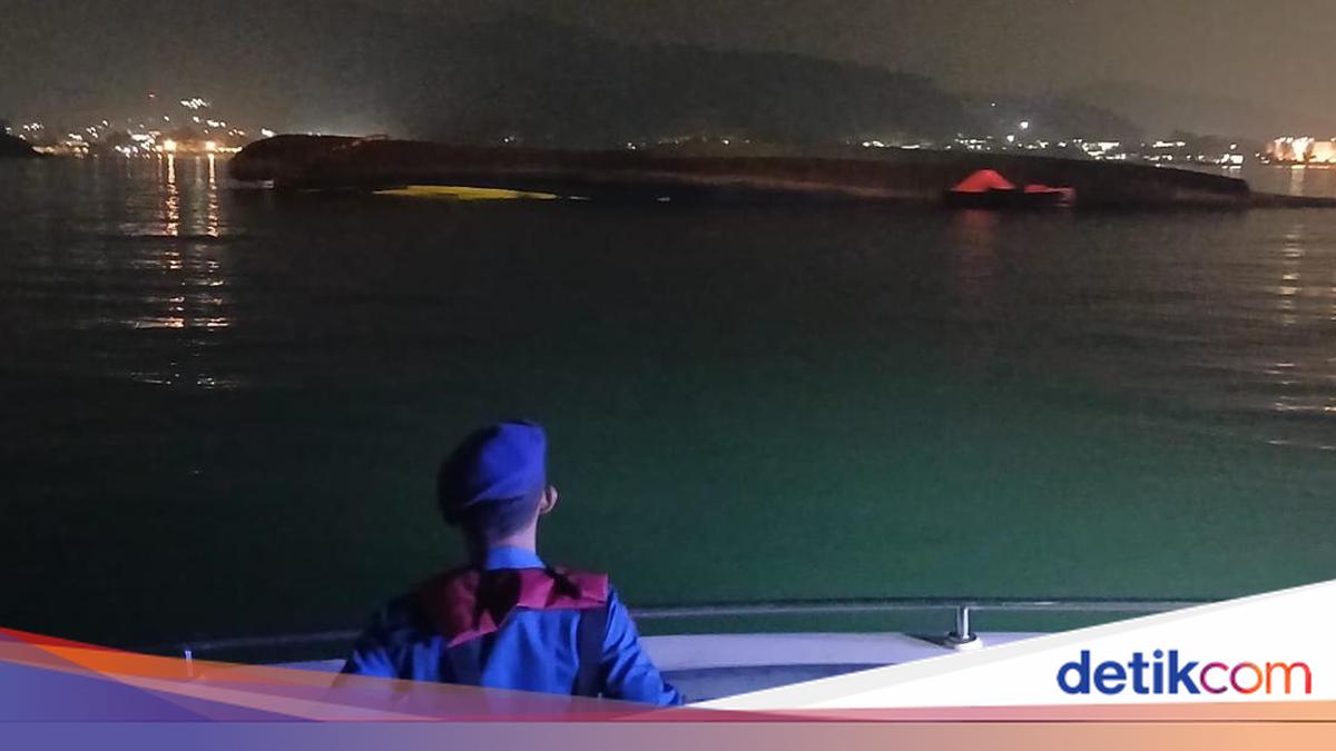 Capsized KMP Batumandi to Be Raised After Fire off Merak