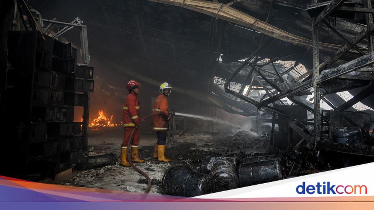 Jatiuwung Fire Still Burning on Third Day; 10 Warehouses Destroyed