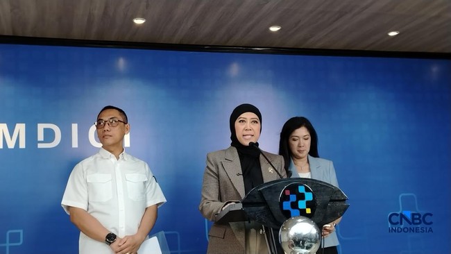 Communications Minister Urges Social Media Algorithm Transparency, Asks Users to Report Issues