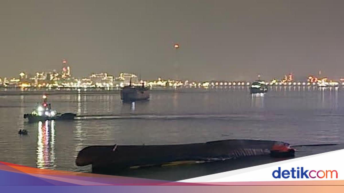 KMP Batumandi Sinks After Fire Is Extinguished; Salvage Operation Planned