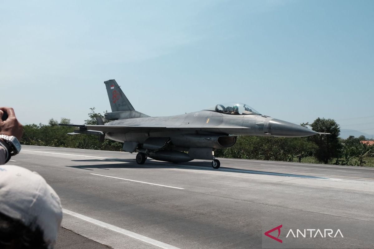 Indonesia Air Force tests East Java toll road as an alternative runway