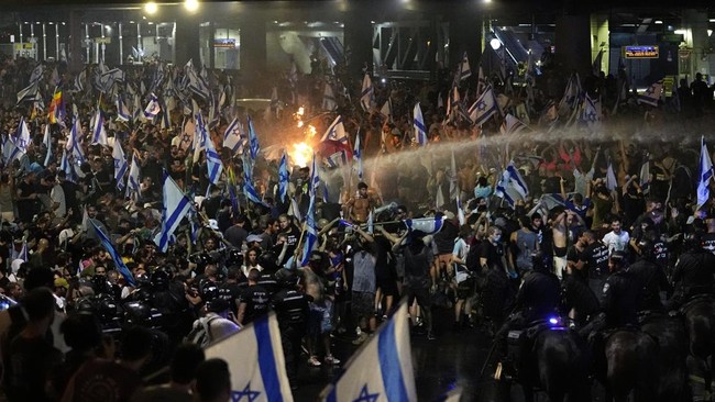 Thousands Take to the Streets in Anti-Netanyahu Protest