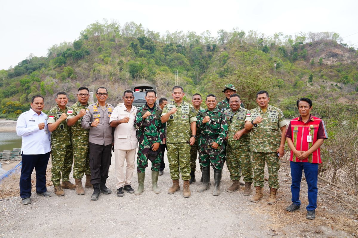 Maruli Inspects Progress on Two Bridge Projects in Amfoang Barat Daya