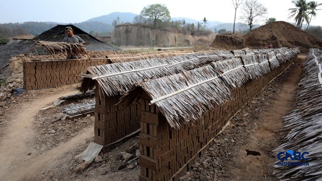 A Look Inside Brickmaking, Still Going Strong in Indonesia’s Economy