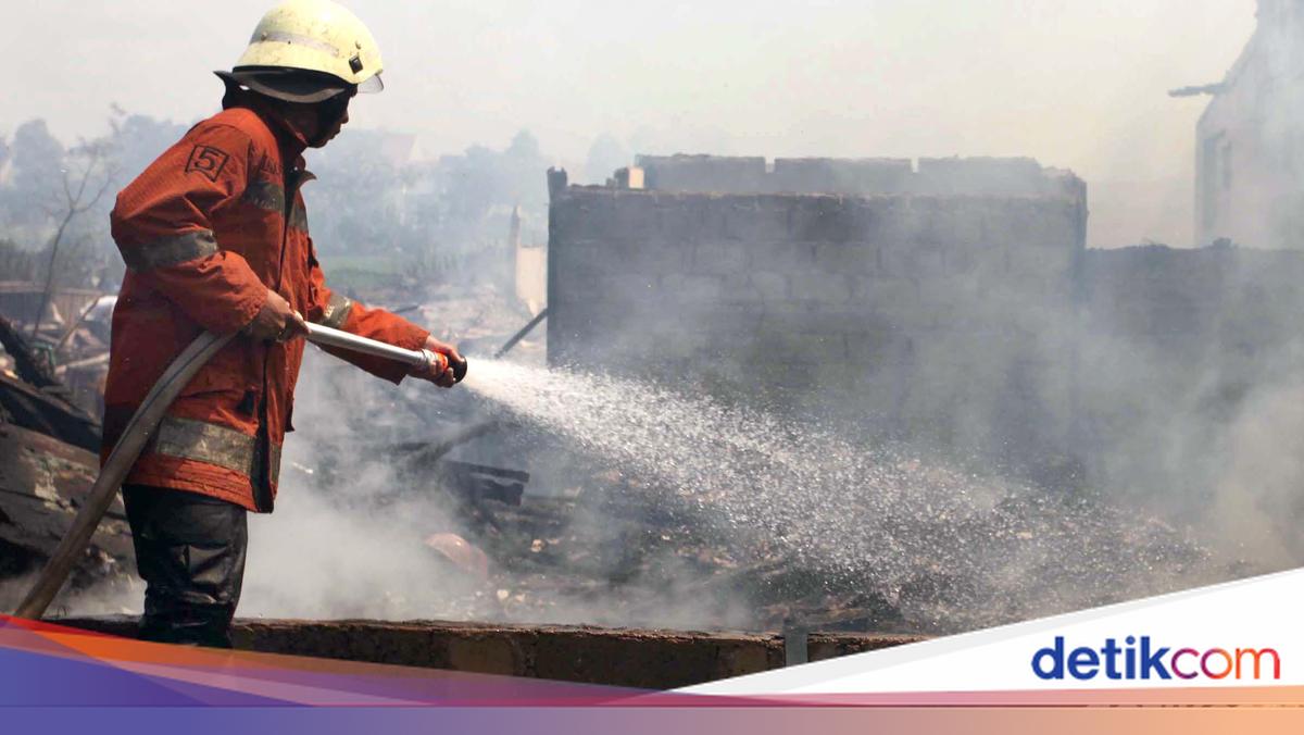 110 Firefighters Deployed to Tackle Blaze in Tamansari