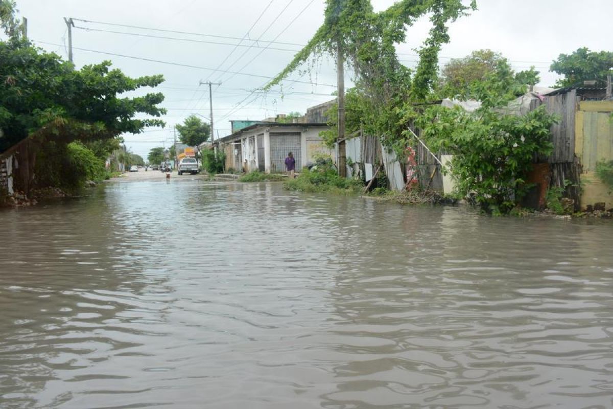 Mexico deploys teams as Hurricane Vance approaches Pacific coast