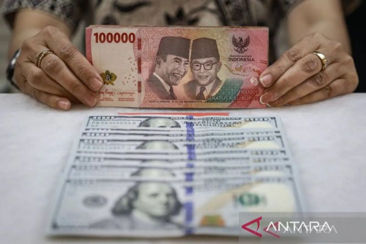 Rupiah fluctuates amid mixed reports from the Middle East