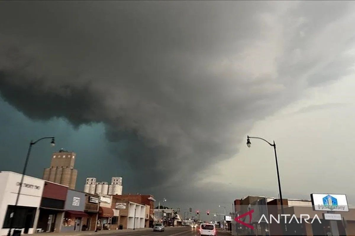 Tornado Strikes Türkiye, Killing Four and Injuring One