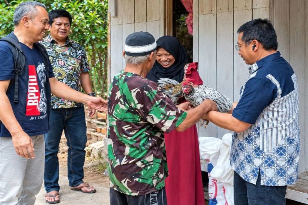 West Java distributes Sentul chickens to recipients of housing assistance