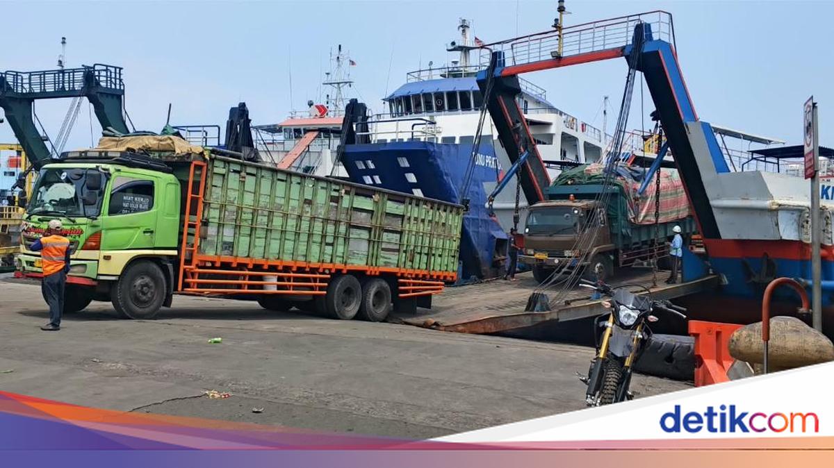 Low Tide Makes It Difficult for Ships to Dock at Gilimanuk, Causing a 1.5km Vehicle Queue