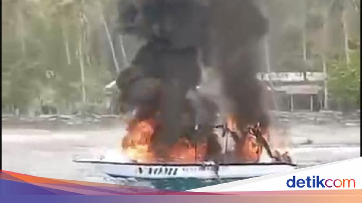 Snorkeling Boat Catches Fire in Nusa Penida After Explosion; Tourists Jump Overboard